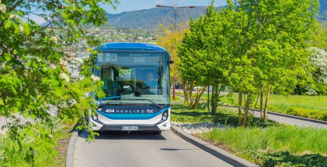 Bus approchant le collège Paul-Emile Victor