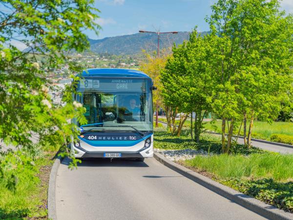Bus approchant le collège Paul-Emile Victor